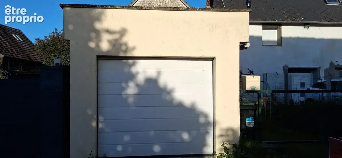 Garage et dépendance offrant un espace de rangement supplémentaire