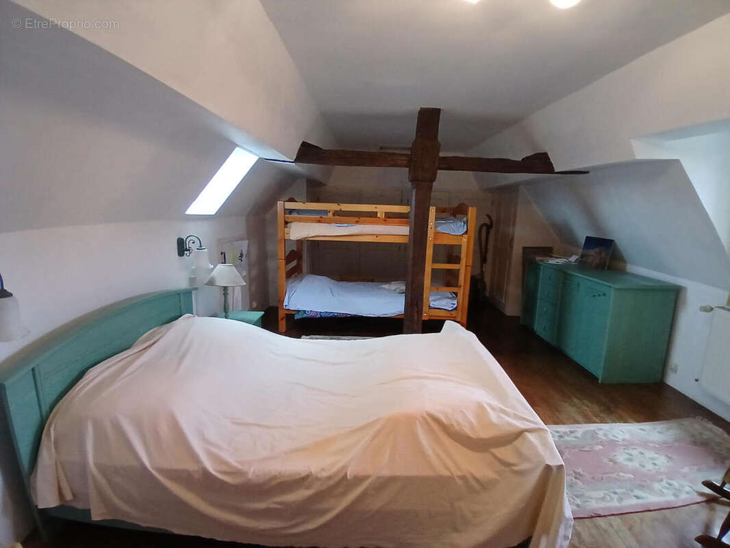 Chambre a l&#039;etage - Maison à SAINT-PRIEST-LES-FOUGERES