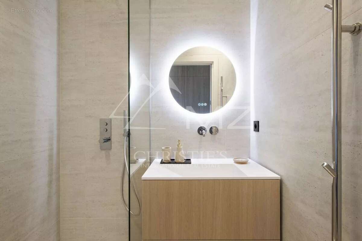 Cannes Croisette - Appartement 4 Pièces rénové - Vue mer - Etage élevé - photo 9
