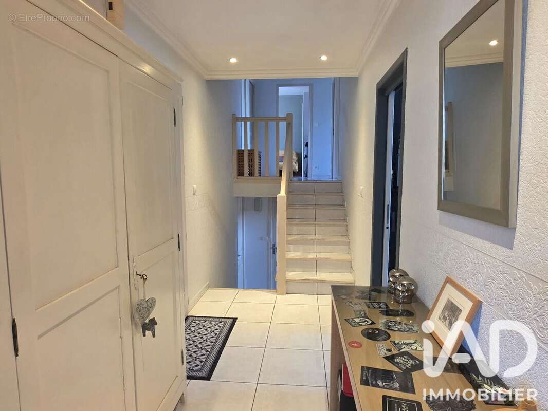 Maison 110 m² à Naves  - photo 4