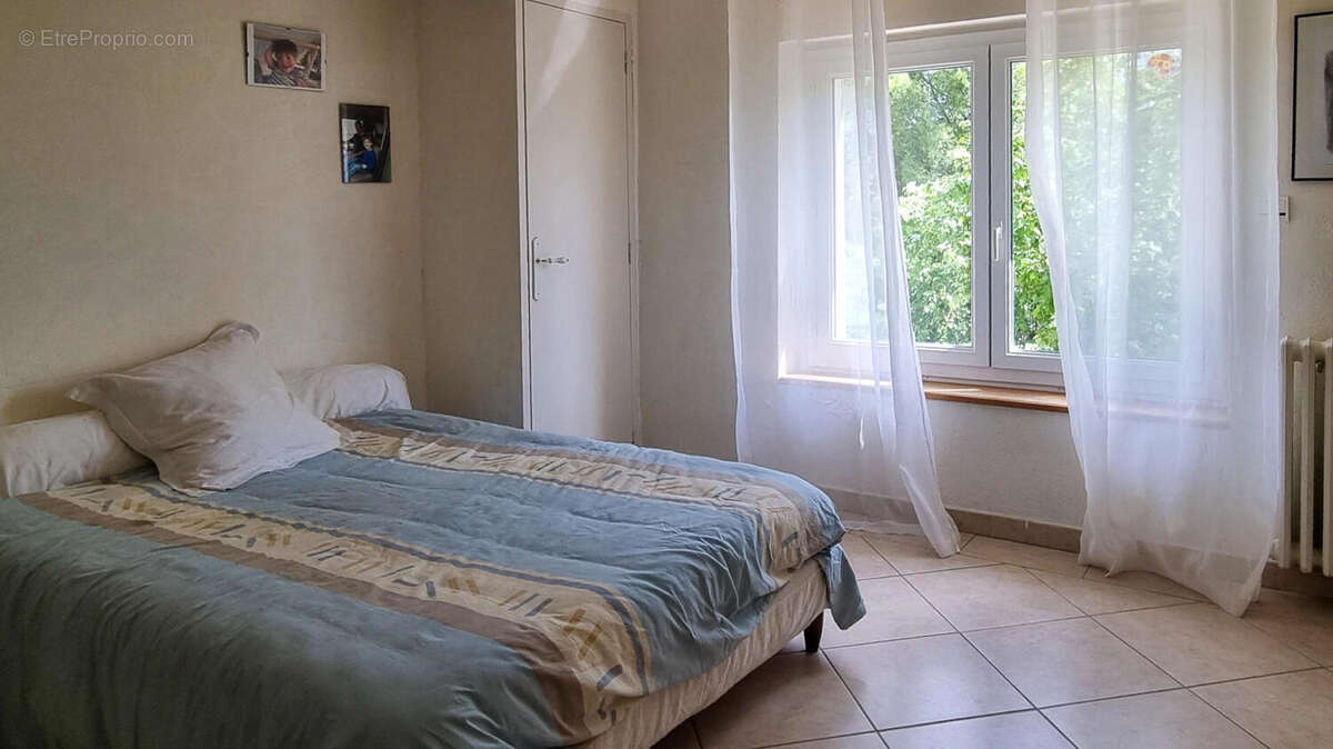 CHAMBRE - Maison à SAINT-JULIEN-DE-BRIOLA