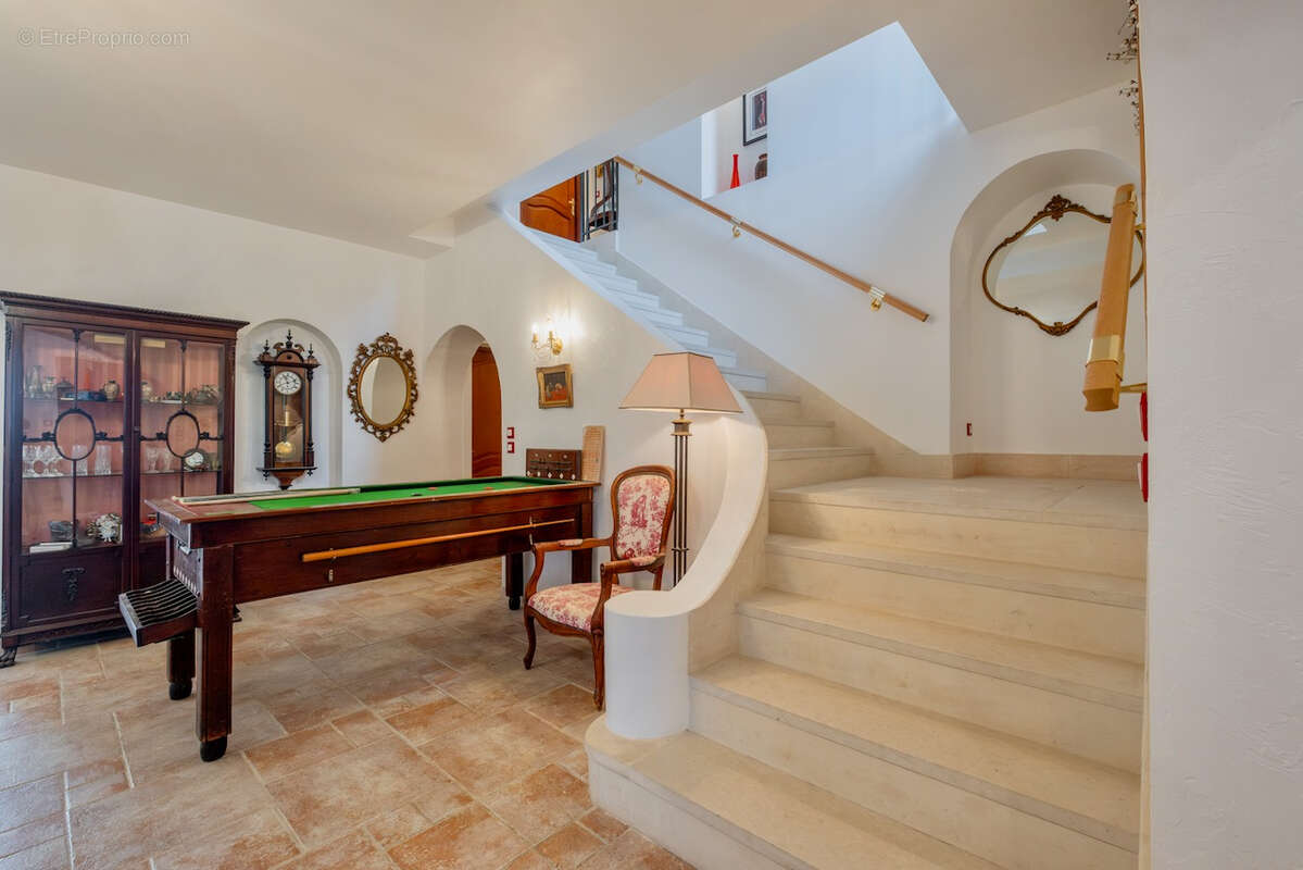 Maison de prestige d'environ 423m2 avec vue panoramique, piscine, gîte indépendant de 80m2 et prestations haut de gamme dans le  - photo 13