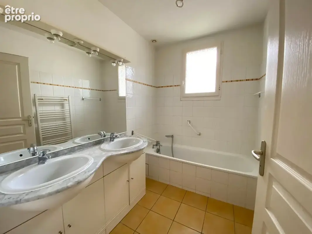 Immeuble comprenant quatre appartements et un local commercial - photo 6