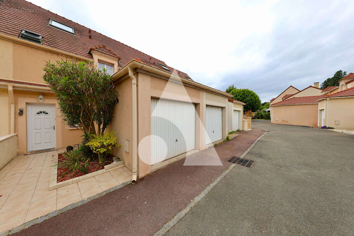 Maison à SAINT-PIERRE-DU-PERRAY