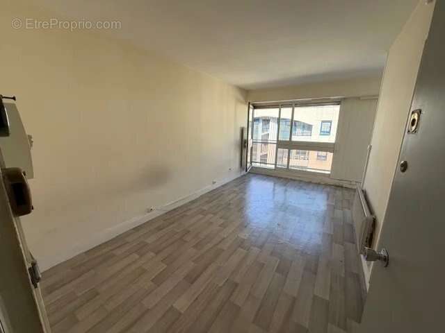 Studio a rafraichir en dernier etage avec balcon. - photo 2
