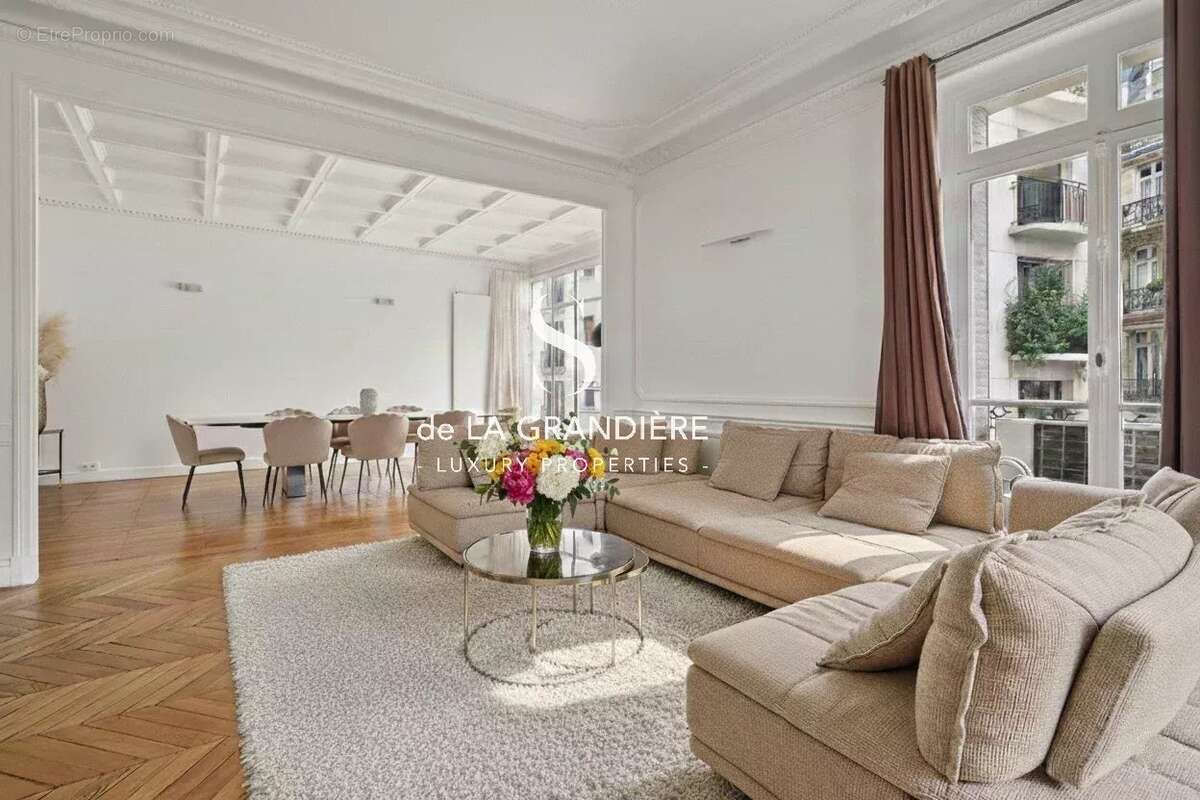 Appartement à PARIS-16E