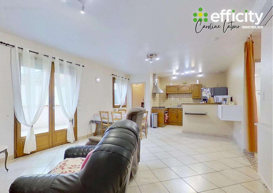 Maison à SAINT-ETIENNE-LE-MOLARD