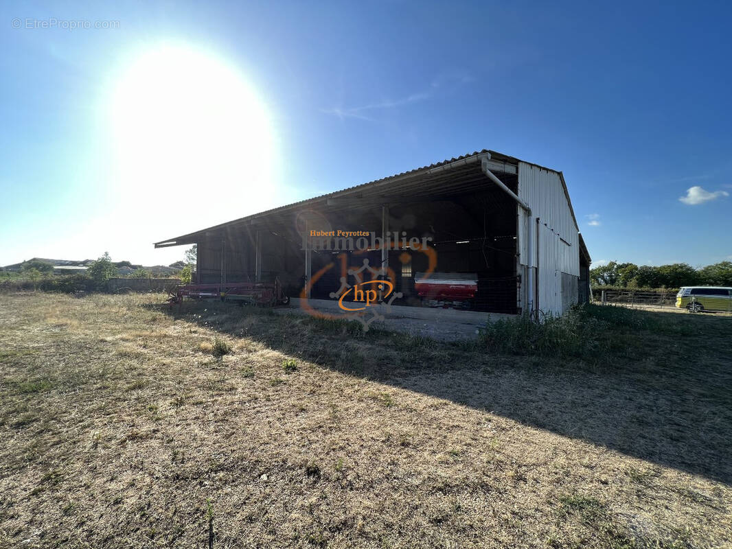 Parking à SAINT-VICTOR-ET-MELVIEU