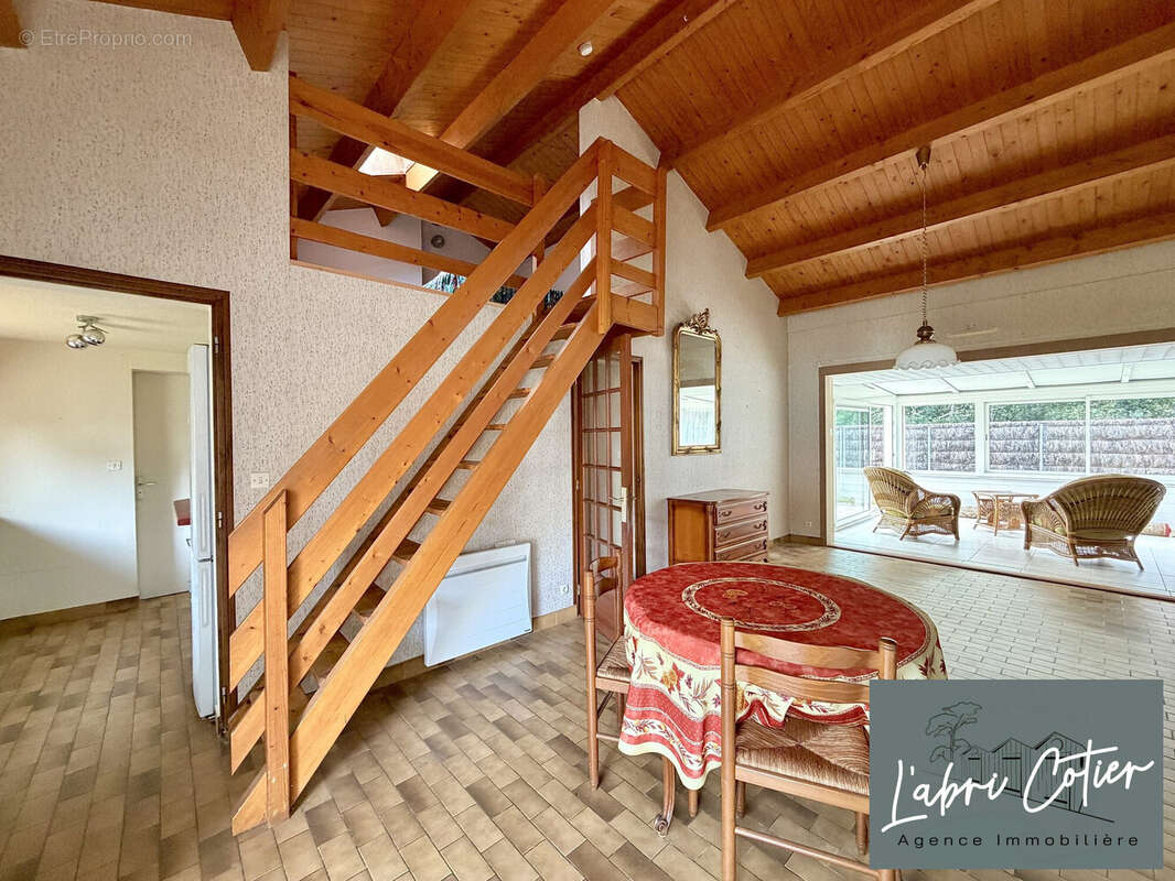 Séjour avec cheminée insert - Maison à SAINT-JEAN-DE-MONTS