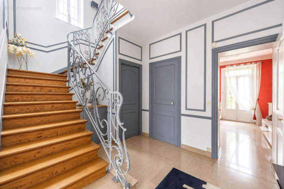 Belle maison individuelle de 250 m² sur terrain piscinable à découvrir ! - photo 2