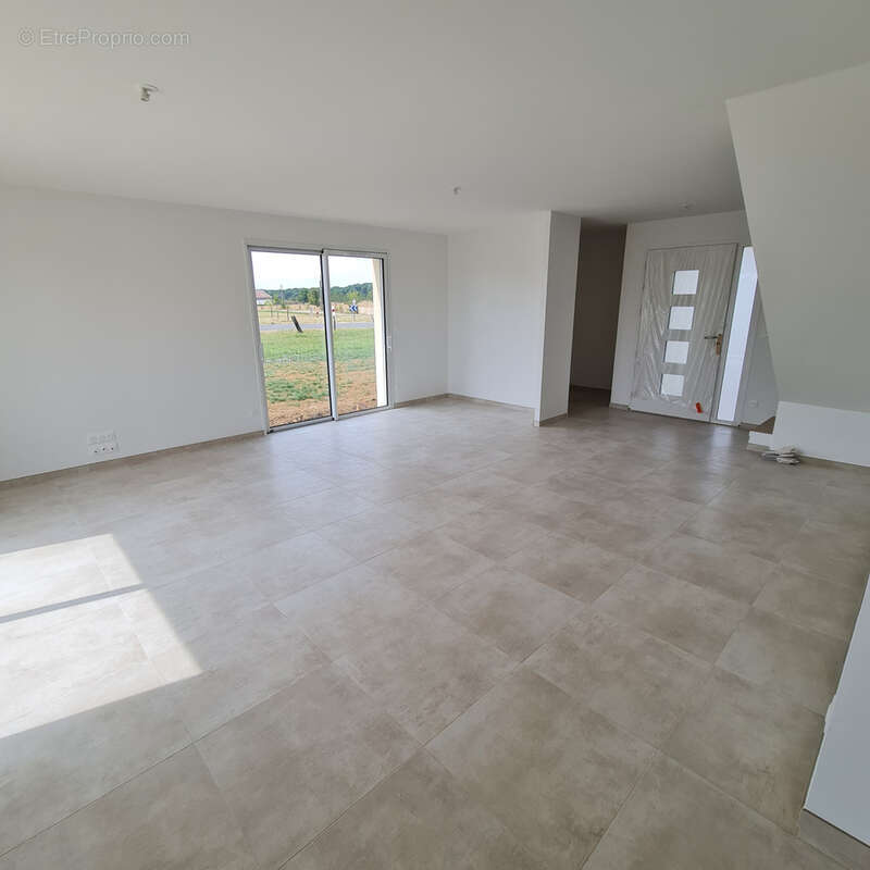 PAVILLON de 2022 RT2012 sur 3590 m2 de terrain plat ! - photo 3