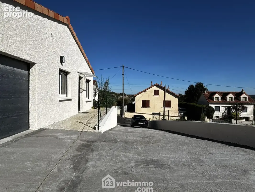 Une coursive piétonne mène vers...