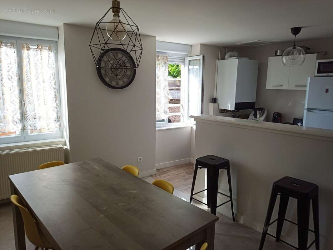 Appartement à COURS-LA-VILLE