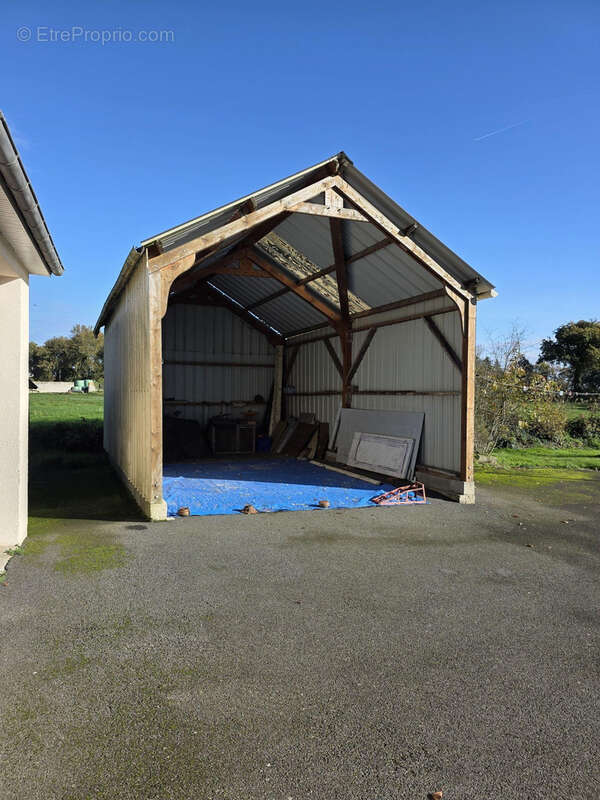 Hangar - Maison à SAINT-CLET