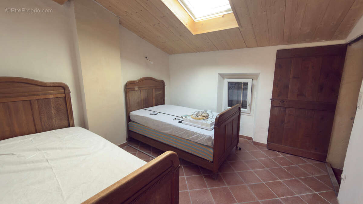 172 m2 - Grand potentiel - Toiture neuve - 10 couchages - Jardinet - photo 12