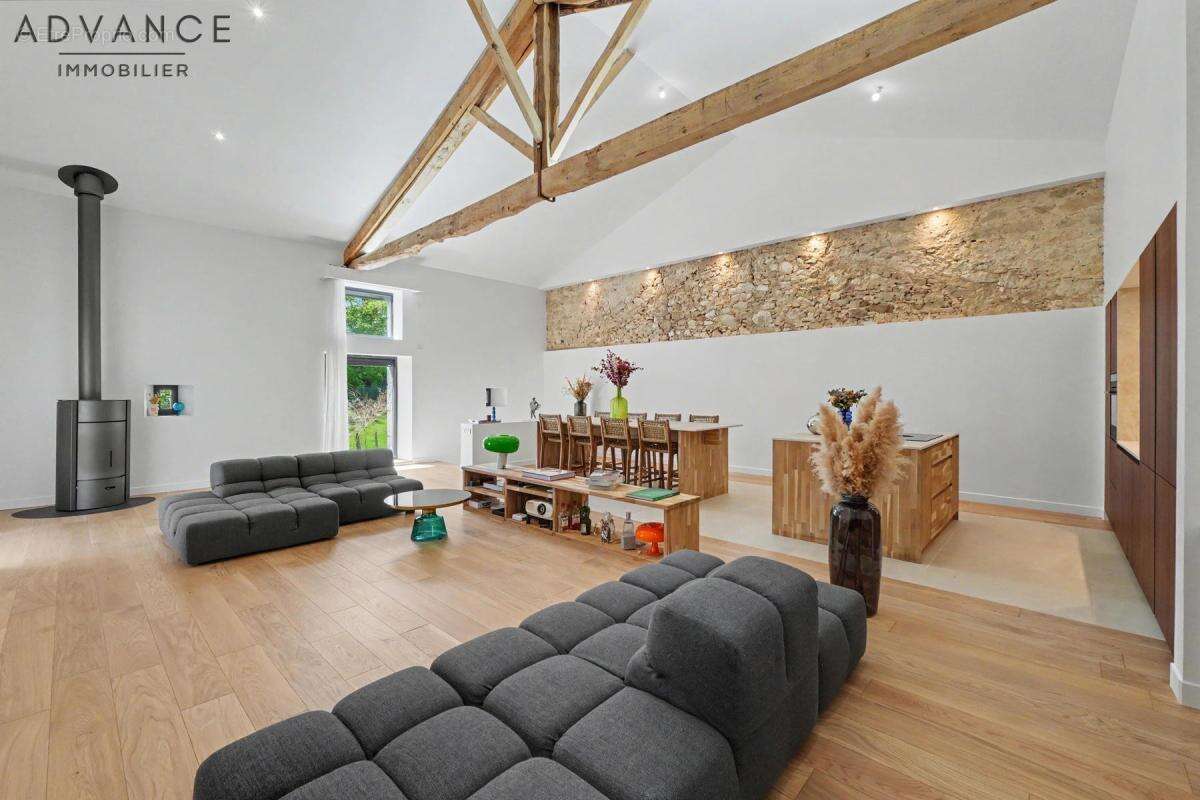 Propriété d’exception avec piscine sur un domaine privé de 1,7 hectare - photo 2