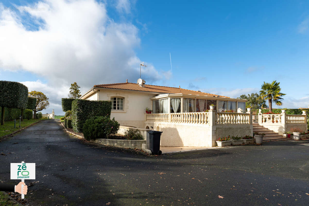 Maison à LES MAGNILS-REIGNIERS