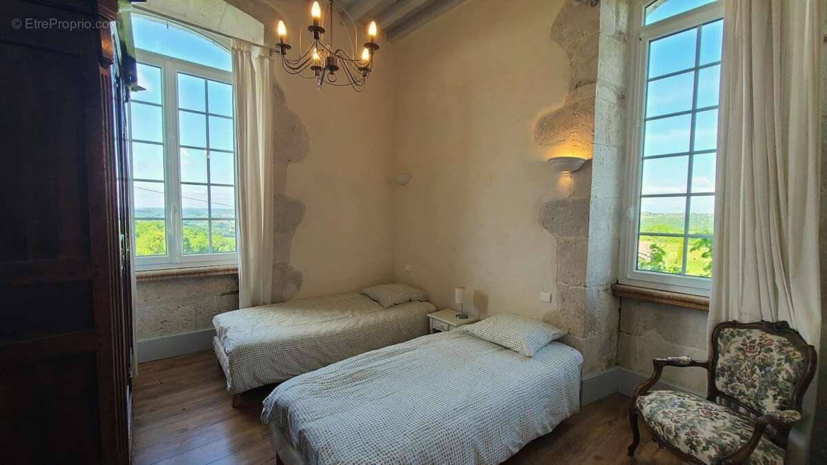 Maison à SAINT-MARTIN-DE-BEAUVILLE