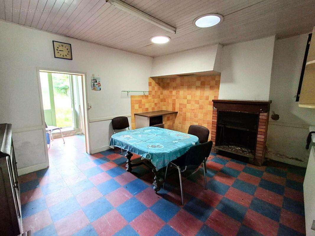 Maison de campagne à rénover - 120 m², 3 chambres, 1,8 ha de terrain avec chai à Saint-Palais-de-Négrignac - photo 6