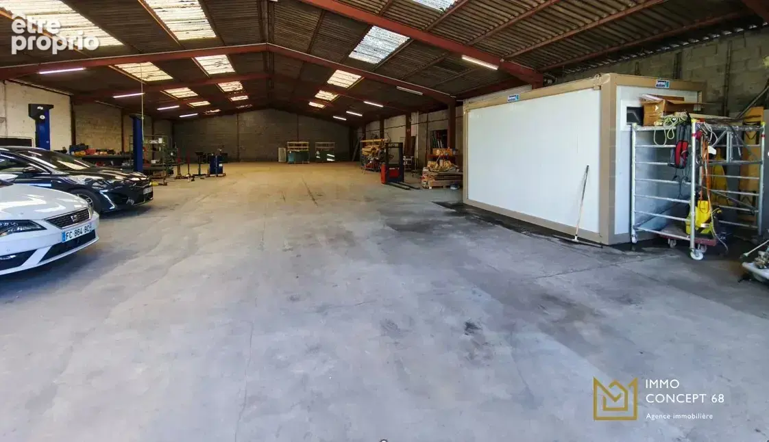 Entrepot - 1000 m² - 3 bureaux - 30 ares de terrain - photo 3