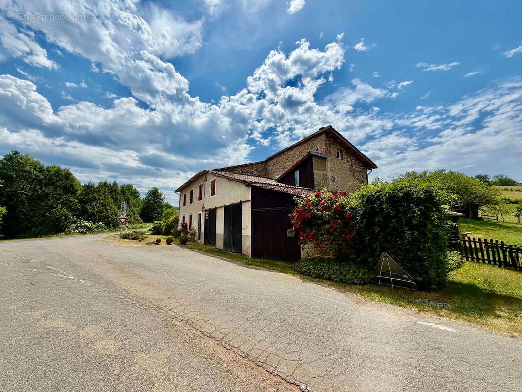 Ensemble immobilier sur caves et terrains avec source et puits - photo 5