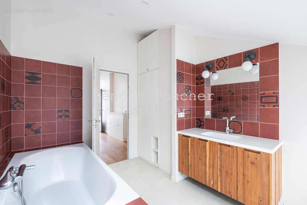Paris 20ème limite 11ème, Ménilmontrant, 230m2 comme une maison avec deux terrasses. - photo 16