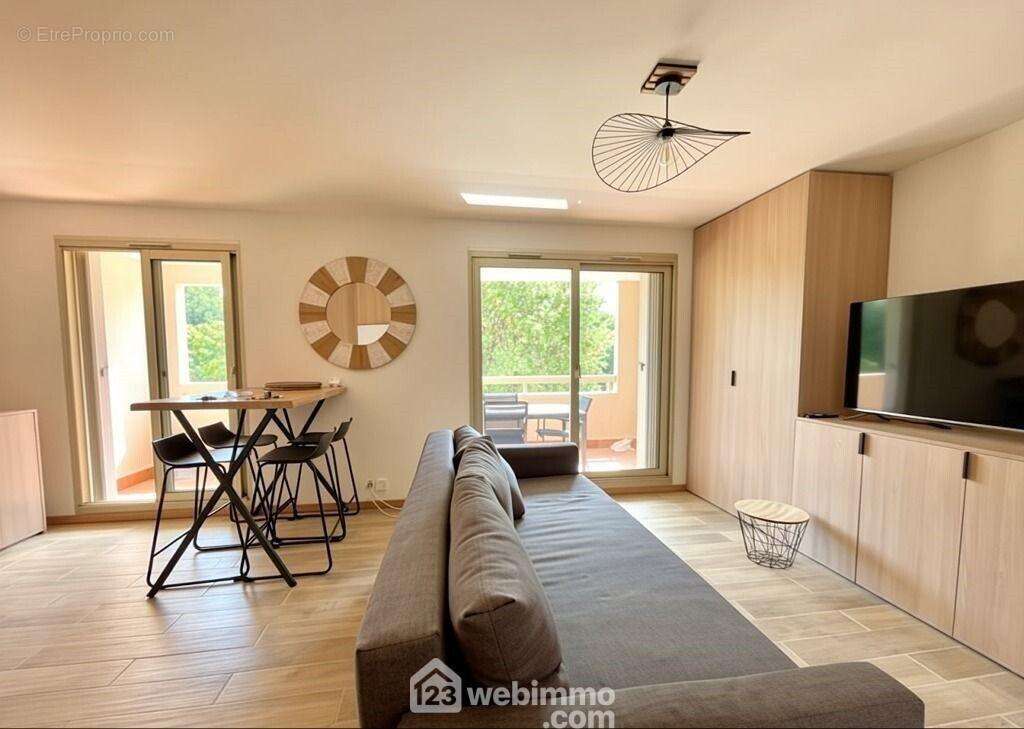 Un intérieur fonctionnel et lumineux, pensé pour le confort au quotidien. - Appartement à SAINTE-MAXIME