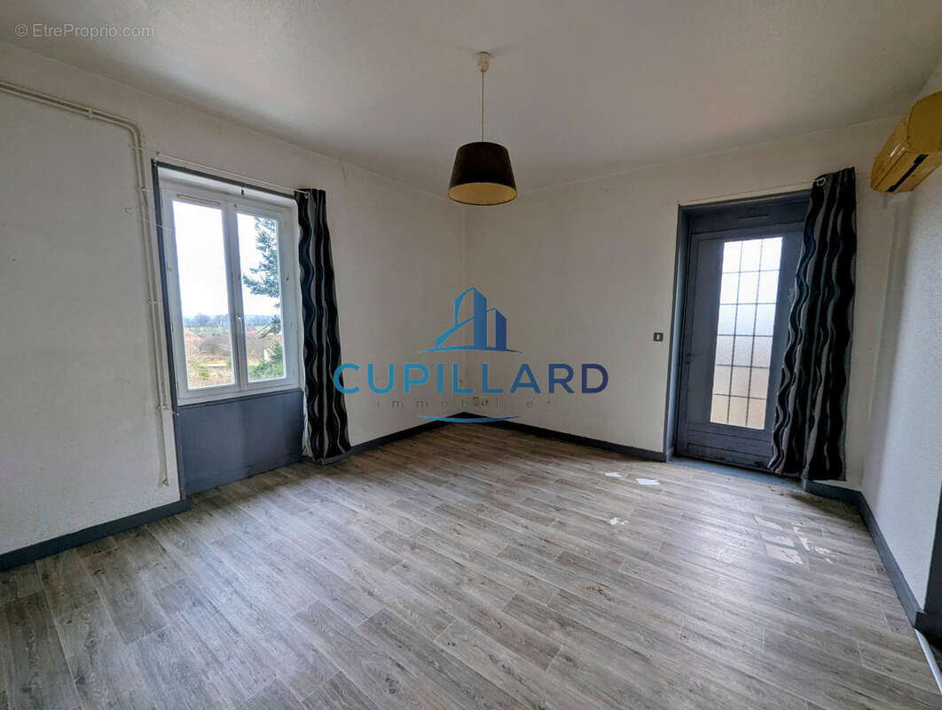 Appartement à SAINT-GERMAIN-LESPINASSE