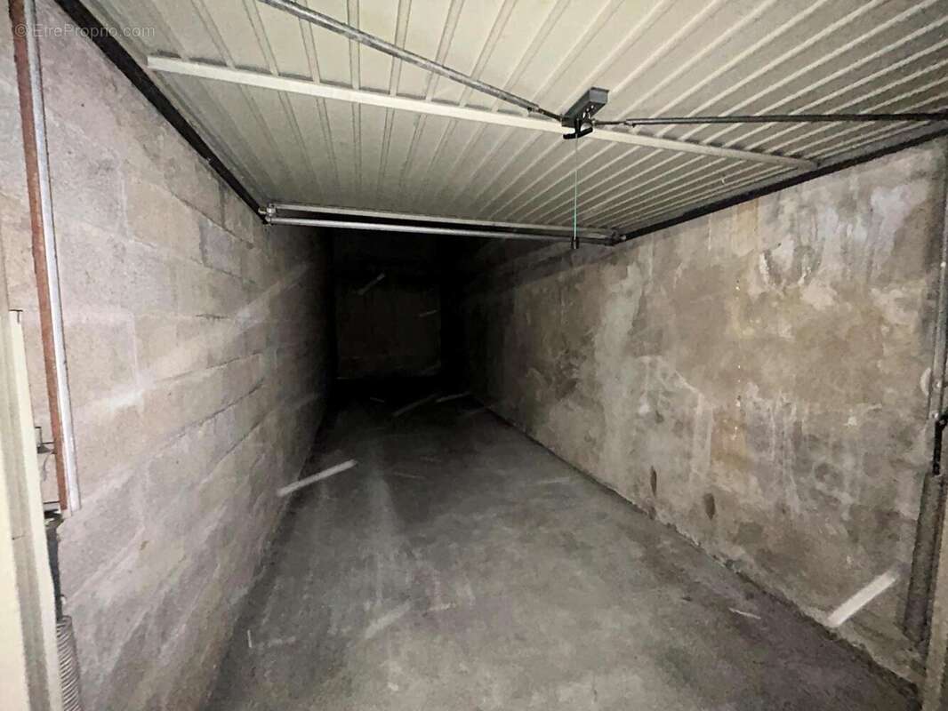   - Parking à LYON-7E