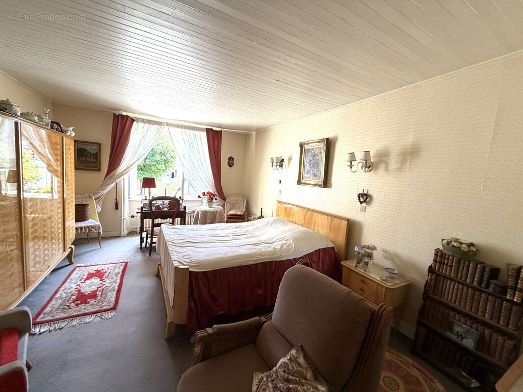Marcenat centre  Jolie maison de 118 m2 avec 15 427 m2 de terrains au cœur du Cézallier - photo 6