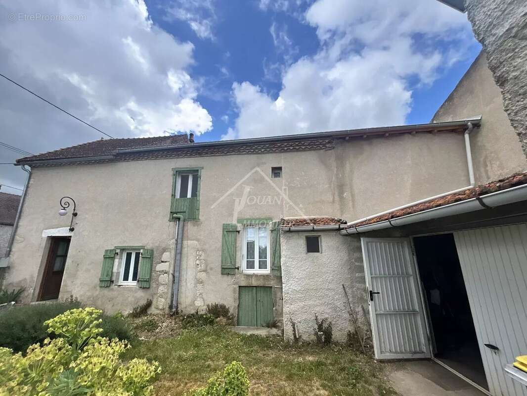 Maison à BELLENAVES