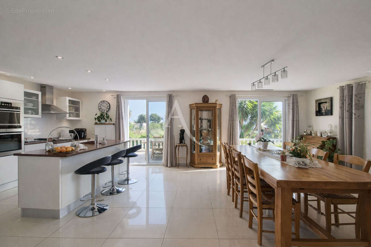 Propriété d'exception avec vue canal de 272 m² habitables sur terrain de 869 m² - photo 3