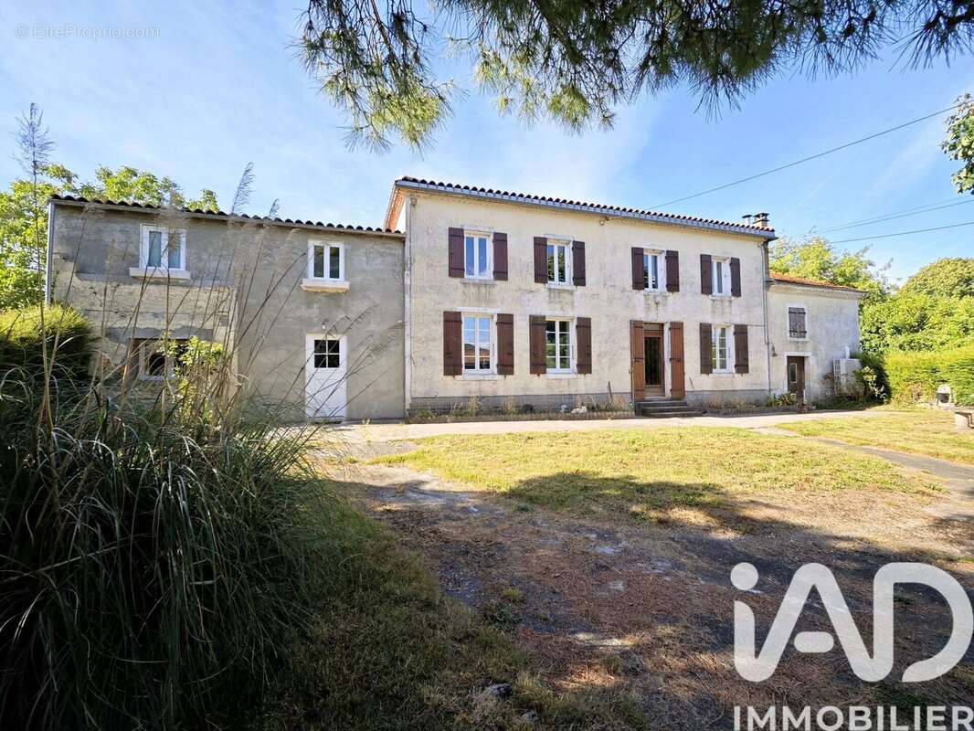 Maison 225 m² à Saint-Pierre-De-Juillers  - photo 2