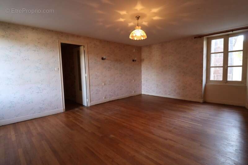 Maison à MAGNAC-LAVAL