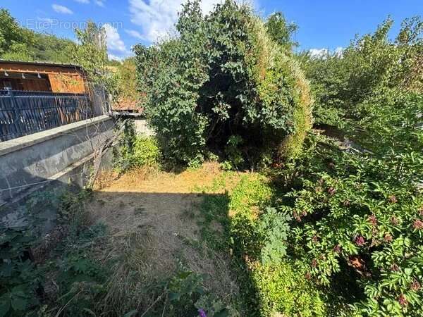 Maison avec terrain au centre de la Mure. - photo 3
