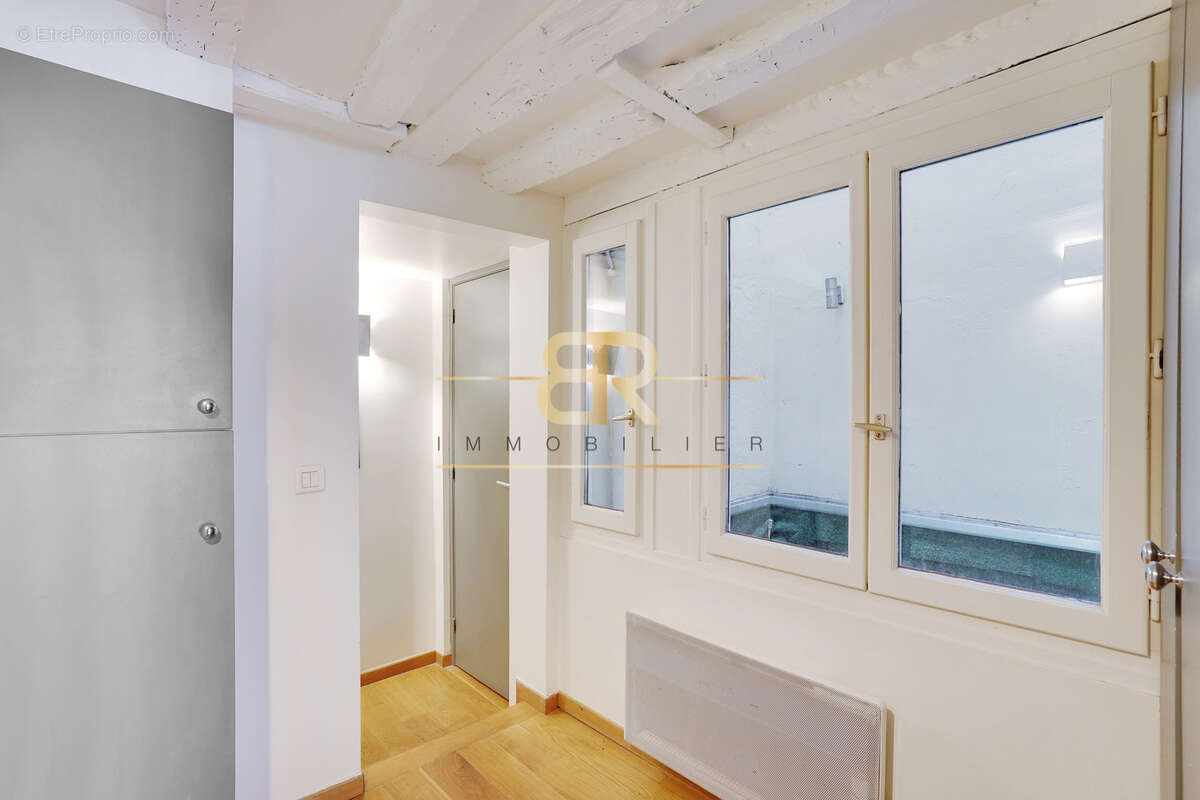 Appartement à PARIS-1E