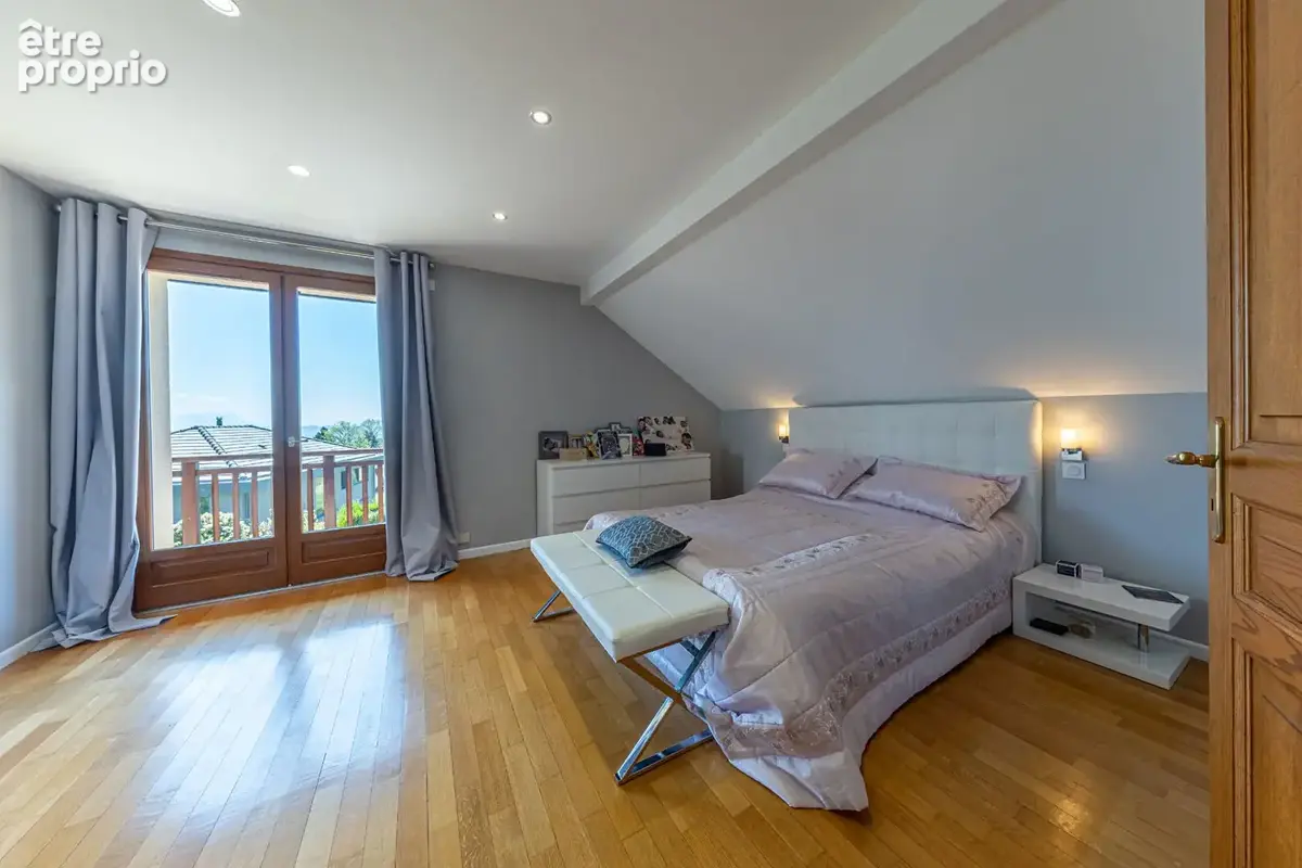 Villa Familiale avec Vue Dominante sur le Lac et les Alpes - photo 8