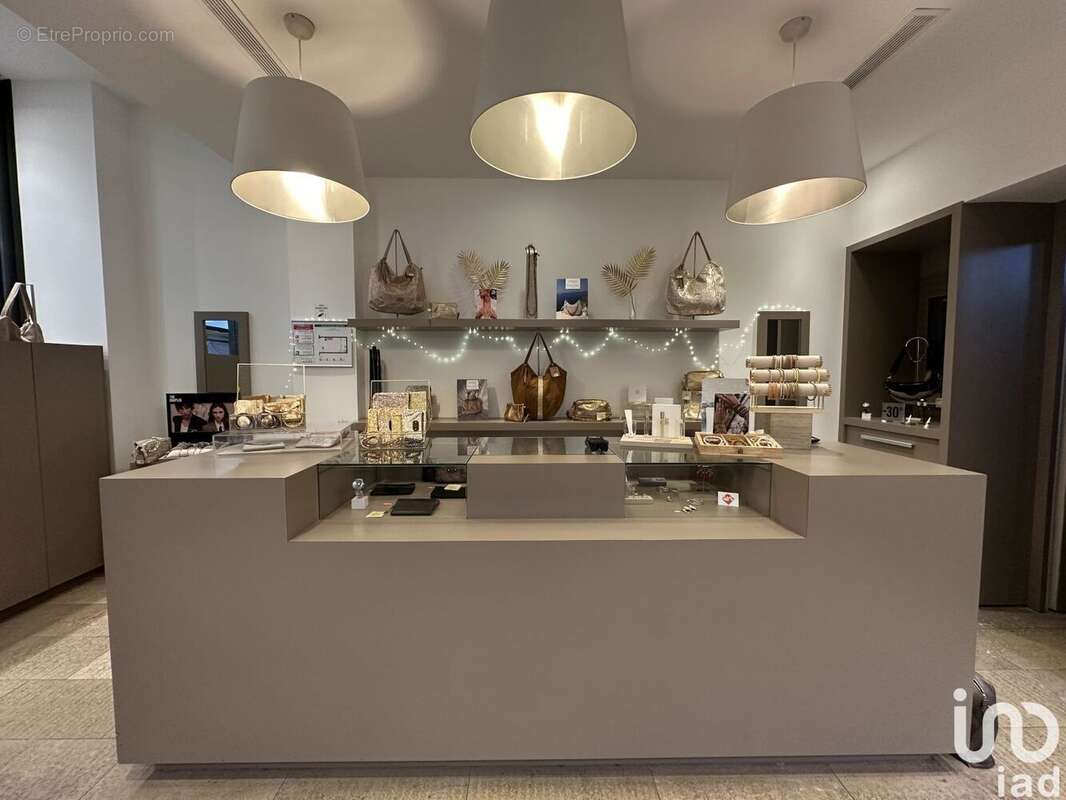 Photo 4 - Commerce à SAINT-CLEMENT-DE-RIVIERE