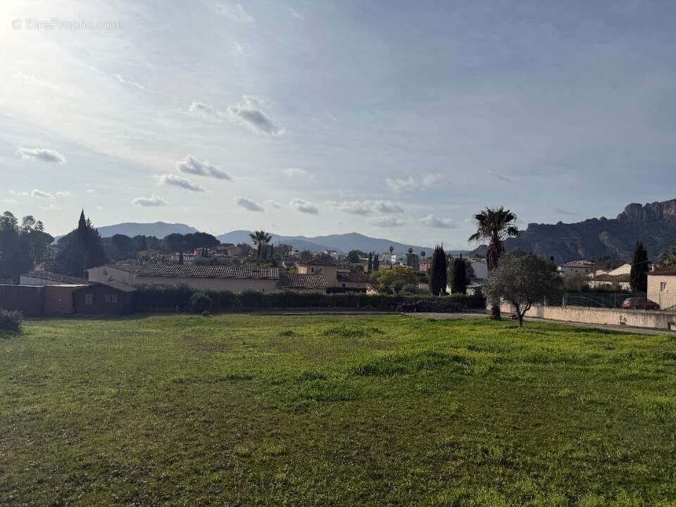 Terrain à ROQUEBRUNE-SUR-ARGENS