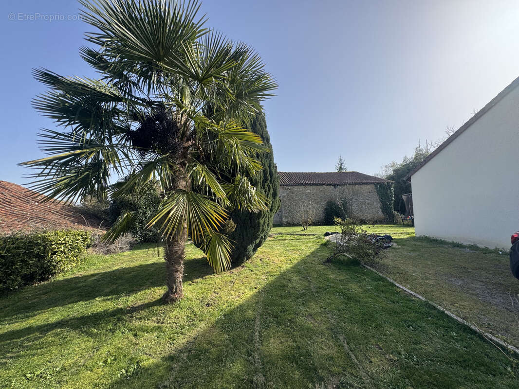 Maison à SAINT-MARTIN-DE-JUSSAC