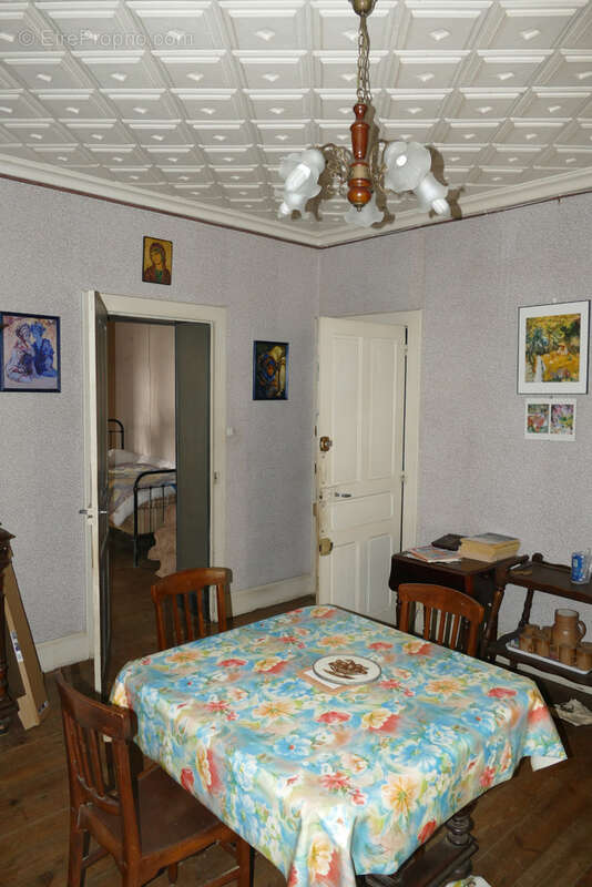 Maison à rénover avec local commercial et logement indépendants (Maurs, 15) - photo 5