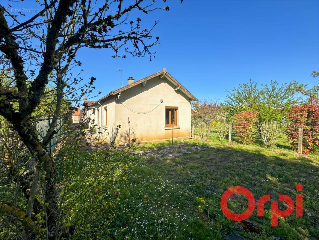 Maison à AINAY-LE-CHATEAU