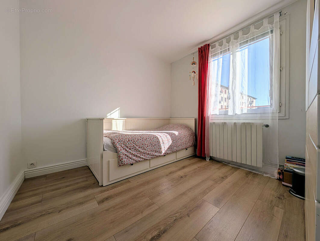 Appartement 5 pièces de 80 M² avec Cave et parking extérieur - LE MESNIL LE ROI - photo 8