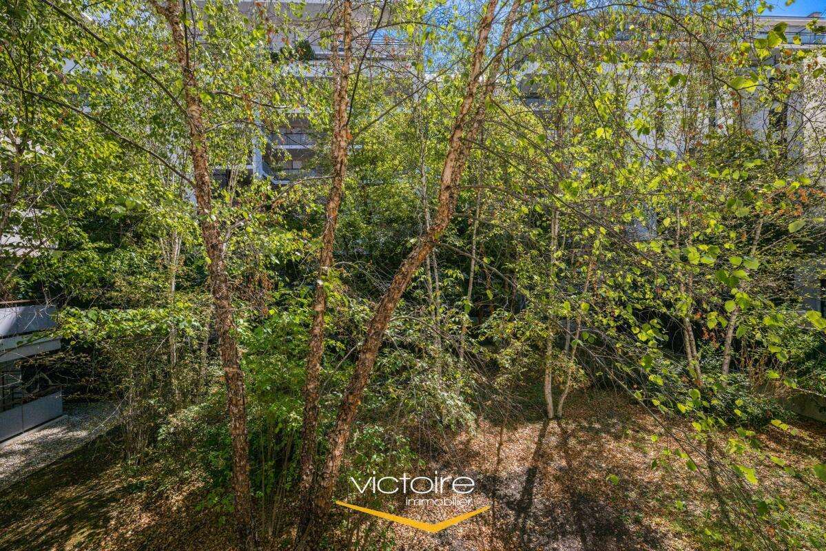 Lyon 3, La Buire - Grand et lumineux T2 en duplex 55,84 m², vue sur les arbres, garage et cave - photo 11
