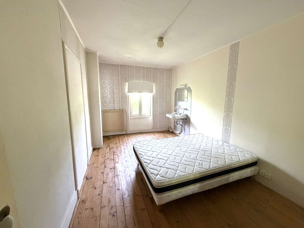 Appartement à EGLISENEUVE-D'ENTRAIGUES