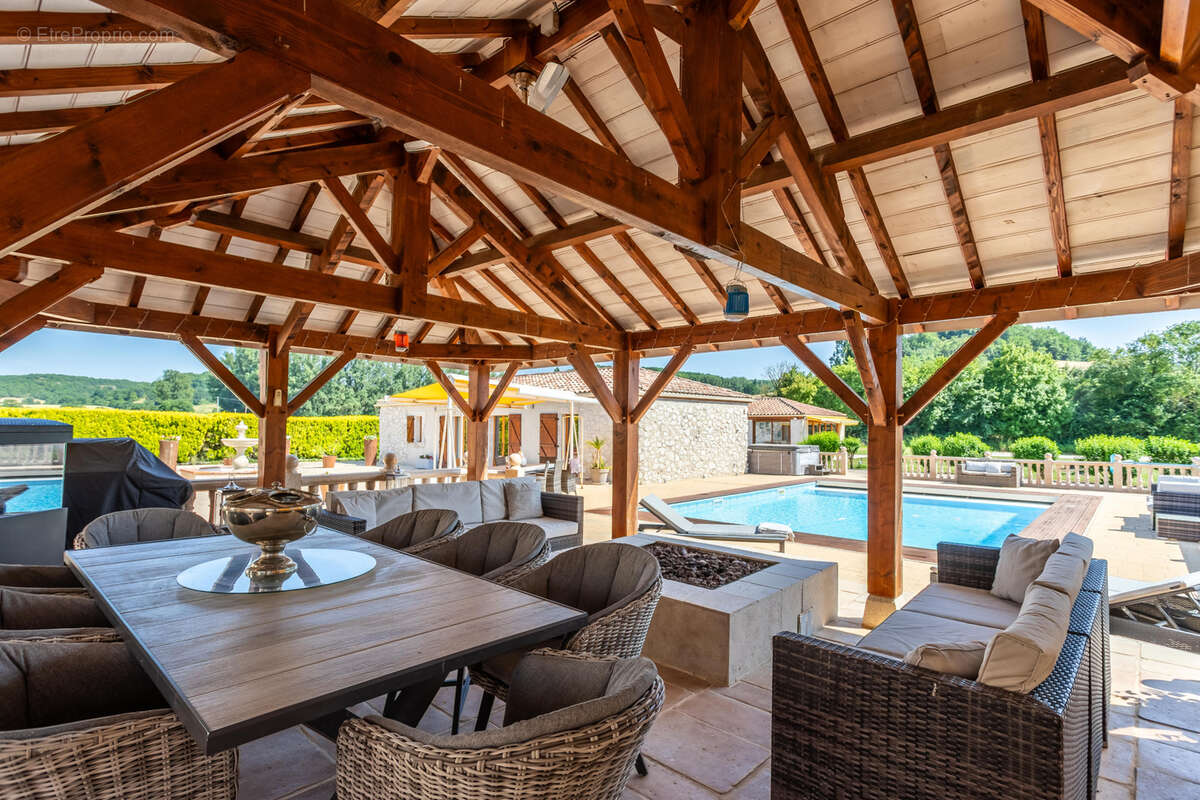 Stunning country property with guest annexes, garaging, pool and land - photo 20