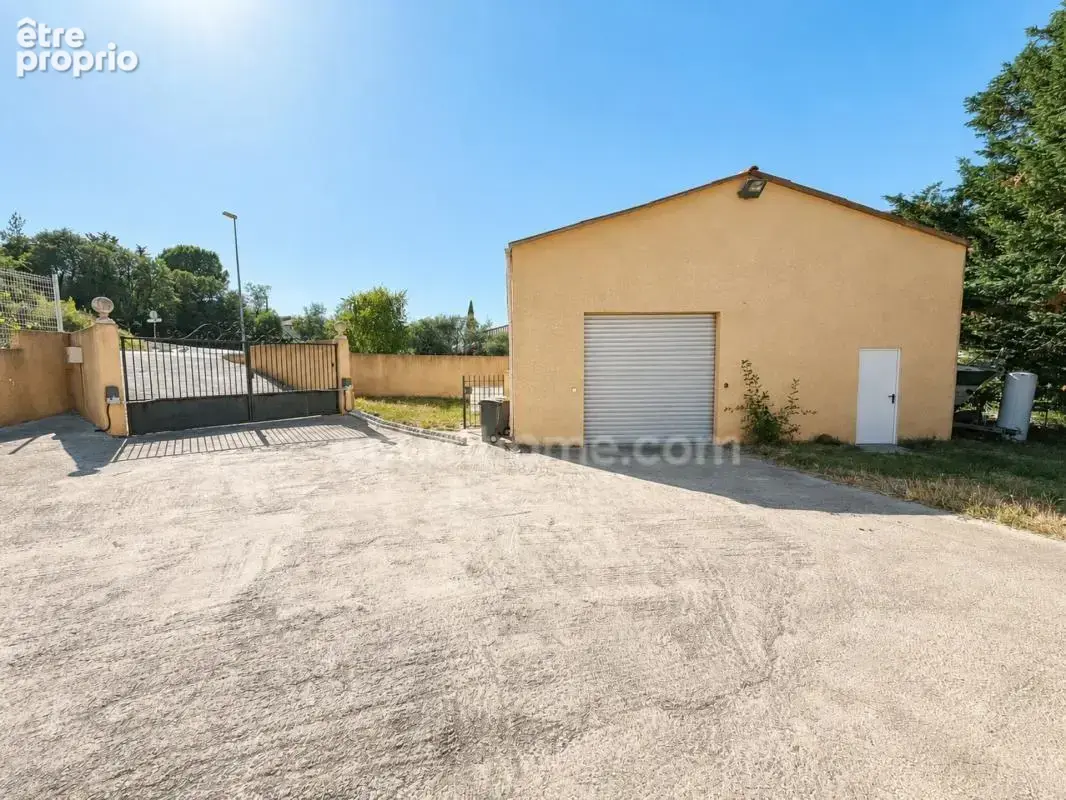 Maison de plain-pied 155 m² avec garage de 92m2, piscine et terrain arboré à MONTAGNAC (34) - photo 13
