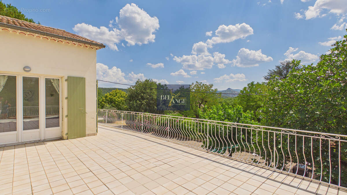 Élégante propriété familiale de 198 m2 sur un parc arboré de 3 812 m2 avec piscine - photo 5