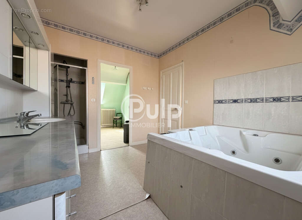 Maison bourgeoise à quelques minutes à pied de la gare d'Arras ! - photo 17