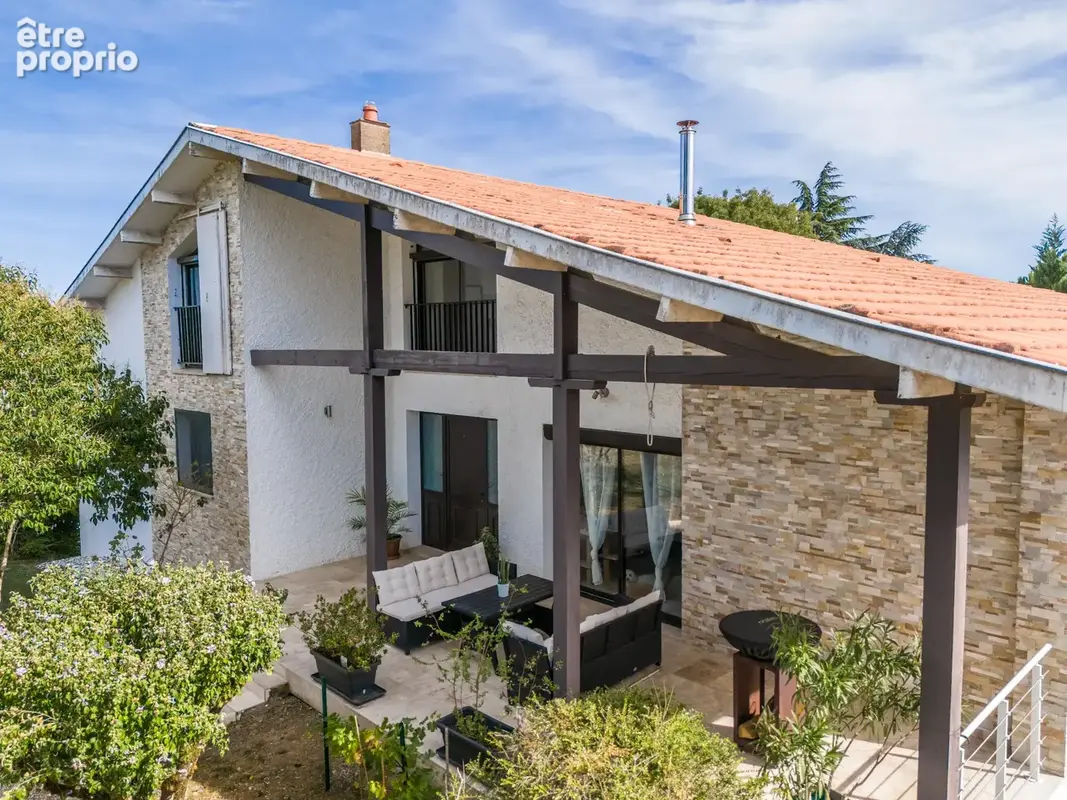 Une maison moderne avec piscine, jardin et parking - photo 2
